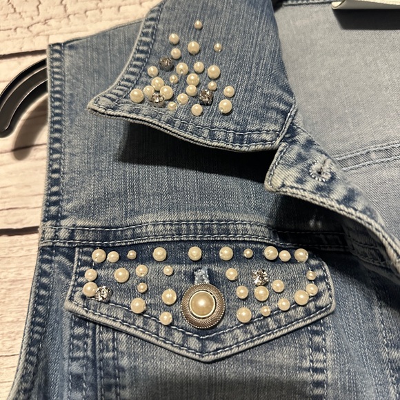 Platinum by Chico’s Pearl Embellished Denim Vest Size 2 (12/14) - Picture 2 of 6